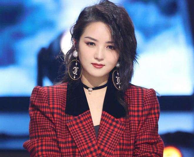 何洁|和李宇春同台竞争的何洁为何上不了浪姐?红毯摔跤摔上热搜