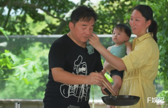 大S|吕方疫情停工带小女儿出去散步 罕见晒父女俩同框合影