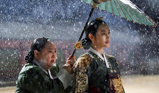 郑智薰|Rain在《王后伞下》只是短暂露面,却引发热议,竟是因为她才出演