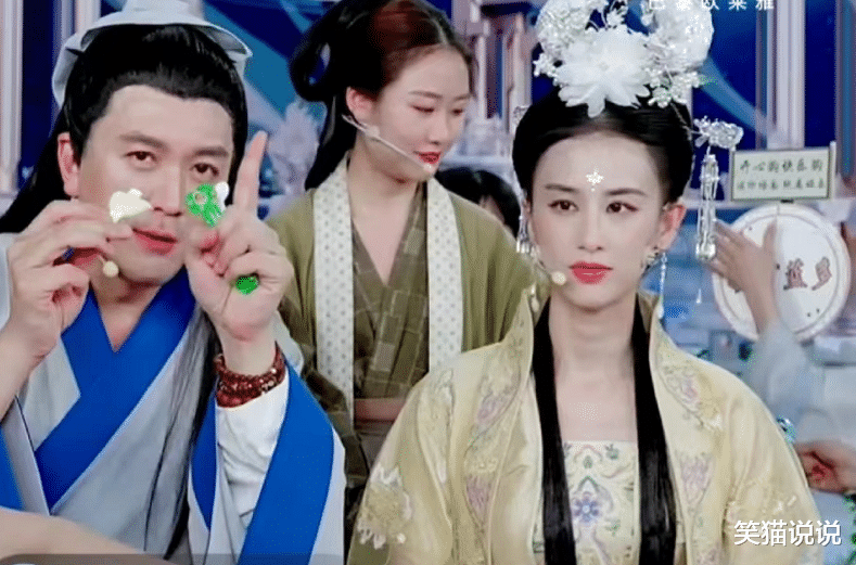 杨子|好拼？杨子直播带货再现董永打扮，黄圣依仙女装扮专心喂牛！