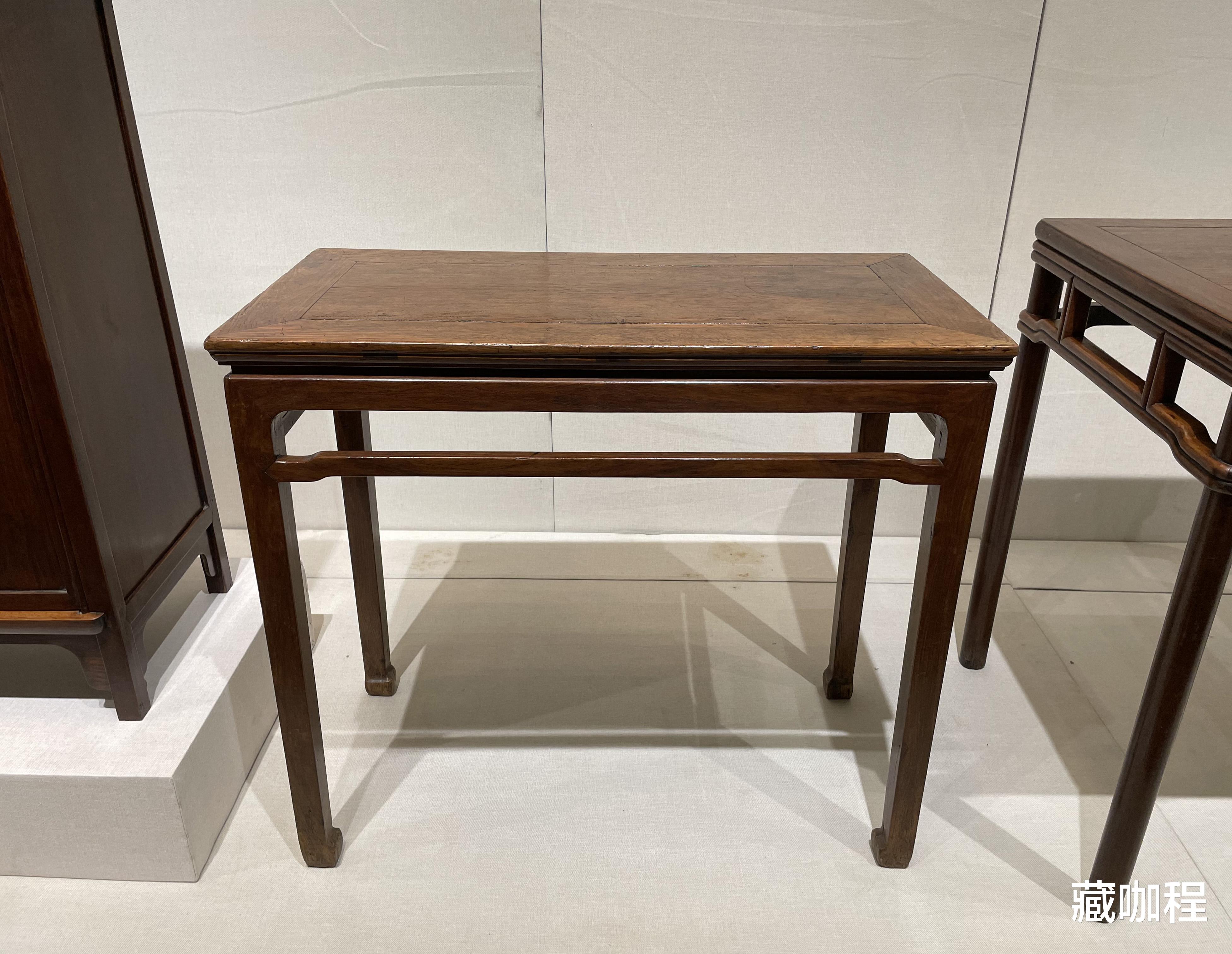 起边线、不交圈,黄花梨条桌罗锅枨向后退