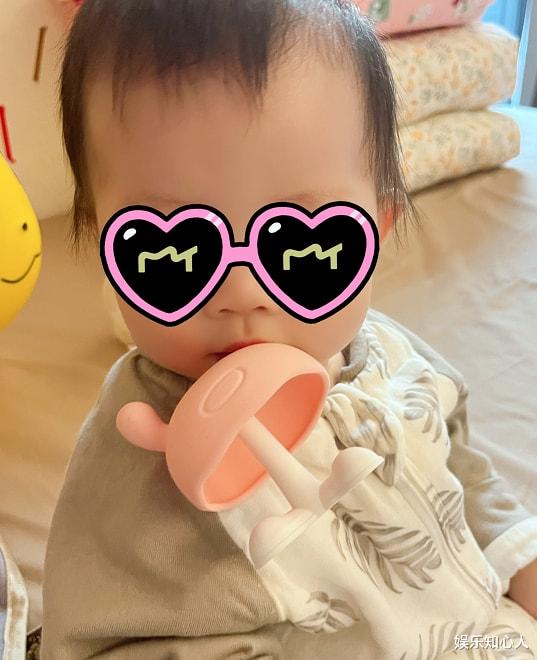 王灿|王灿曝光1岁女儿正脸照，嘴巴鼻子像妈妈，发际线遗传了杜淳