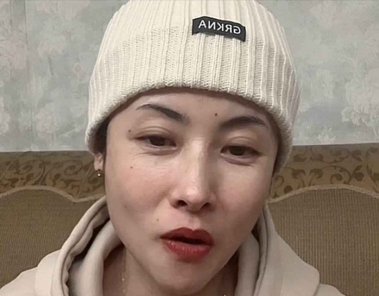 杨明娜|45岁杨明娜真的老了,素颜直播皮肤松弛一脸皱纹,网友:太真实