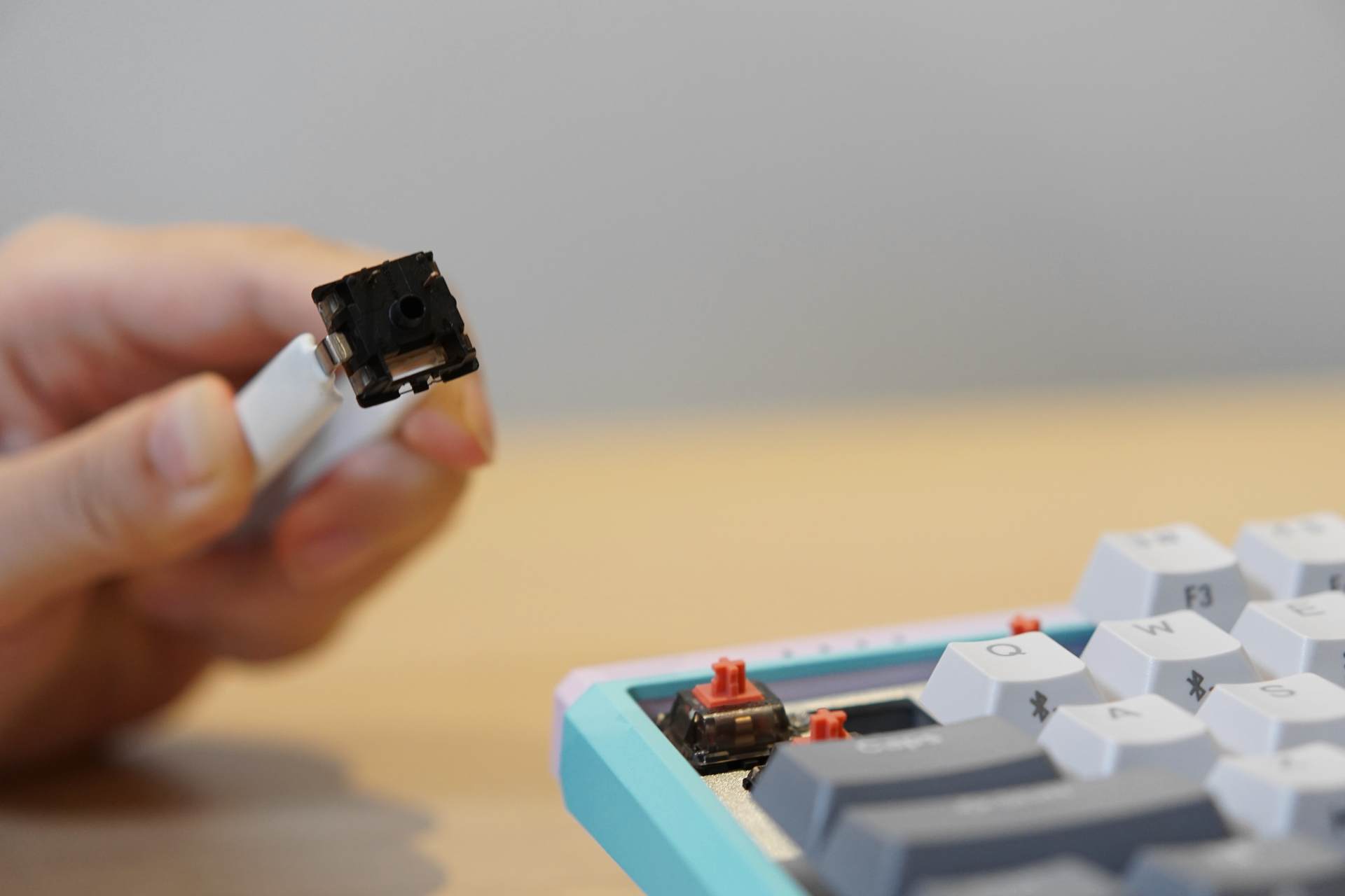 移动互联网|三模热插拔,小白的第一把客制化——杜伽K330W PLUS无线机械键盘