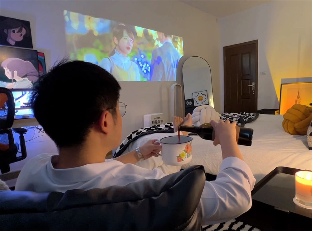 27岁男生改造旧房卧室,堆满杂物的卧室变超爽小屋,前后差别太大