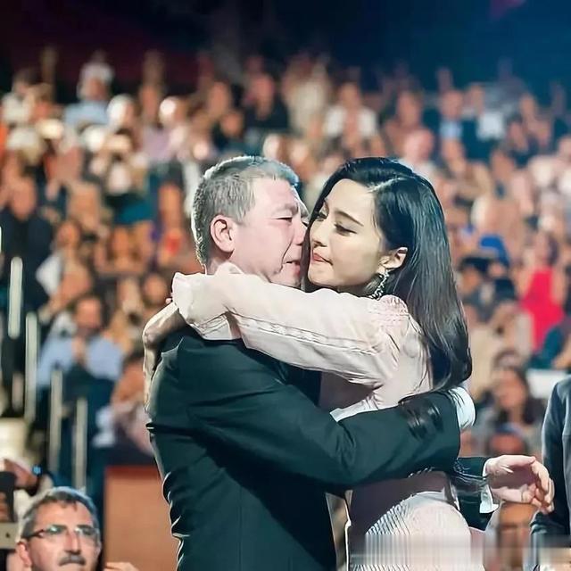 范冰冰|范冰冰罕见秀恩爱,和男友海边亲密合影,男方颜值抢镜身份不寻常