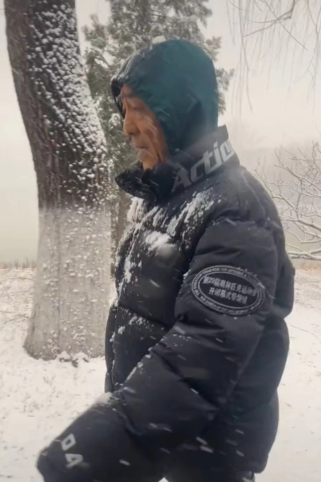 张艺谋|71岁张艺谋身体状况引担忧，拆盲盒包装双手颤抖，两鬓斑白脸消瘦