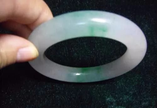 |美女9000买下的翡翠原石,切出一片蓝绿,起货13支春带彩手镯!