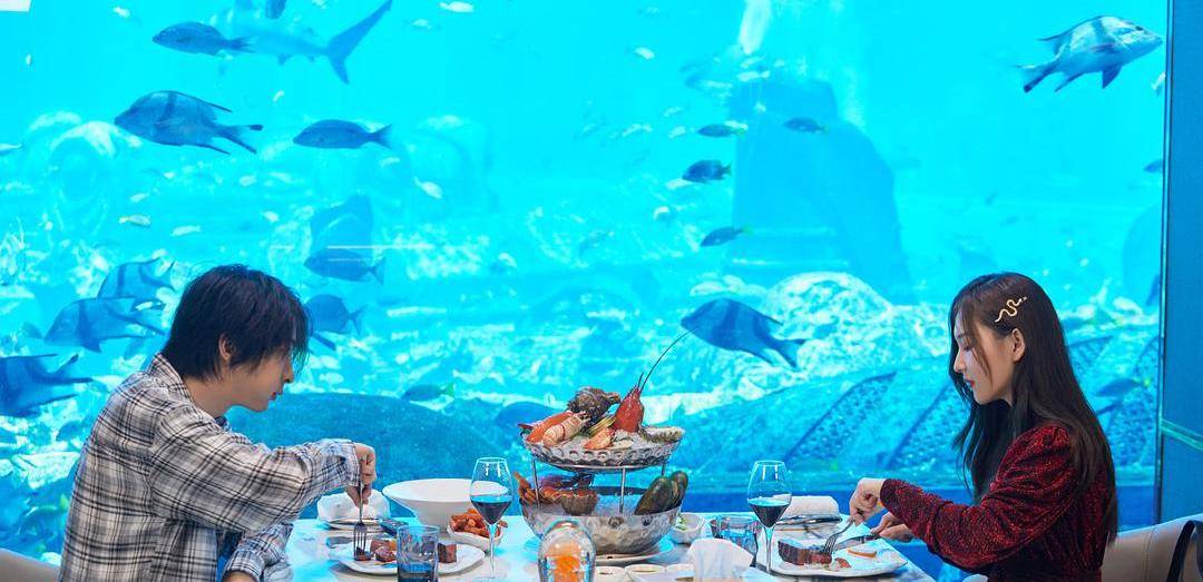 半熟恋人|《半熟恋人》罗拉王能能靠CP出圈，选秀消失之后，观众都去看恋爱综艺了？