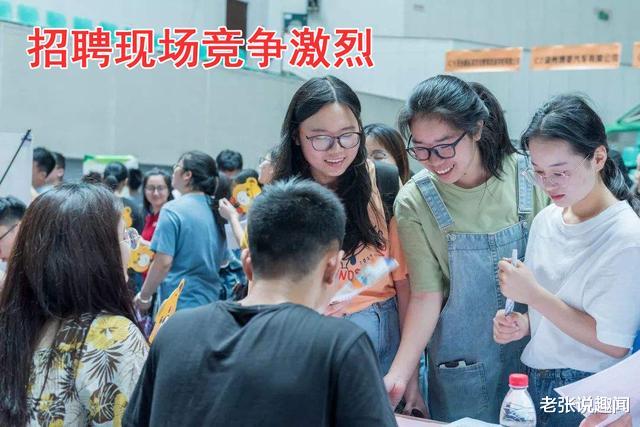 秘书|女子找工作,面试时被问到:出差时,介意和董事长一个房间吗?