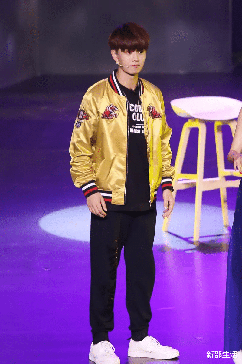 男神|这10位男星表面是男神,一看身材全垮掉,头大肩窄,驼背大肚腩