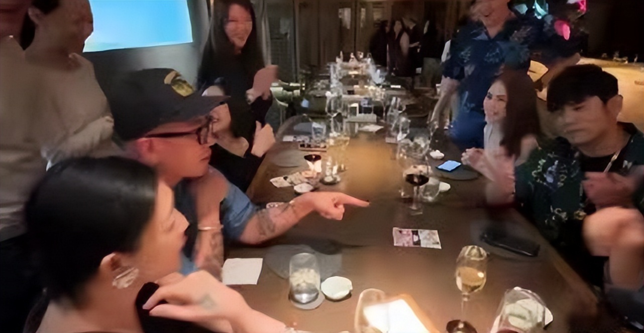 台湾顶流夫妇们聚会!具俊晔穿牛仔服跟周杰伦合影,帅气更胜一筹