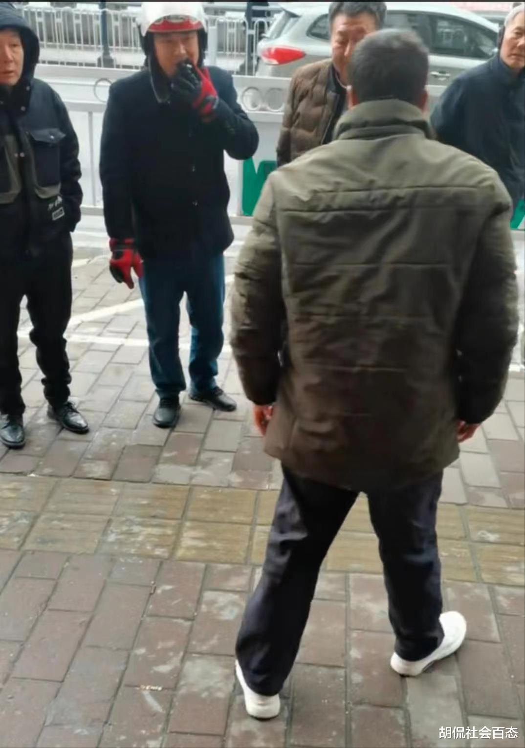 女子将男子按压在地,女子向路人哭诉:陪了他三年,玩够了就甩