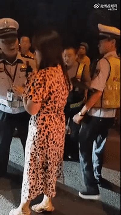 湖南宝马女撞人，为何不急着救人，反而急着摘下手表？