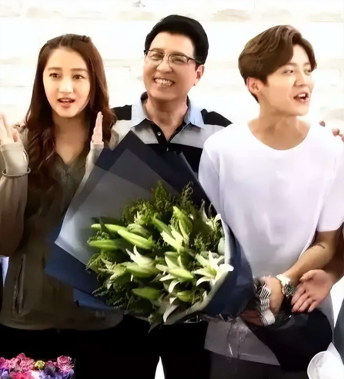 关晓彤|鹿晗送关晓彤一堆礼物！6位助理帮忙搬上车，巨大鲜花引路人围观