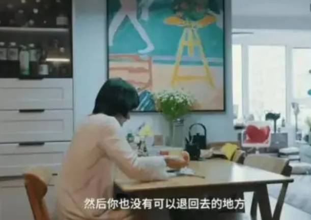 姐姐挣钱帮弟弟还赌债,母亲不仅不帮忙,反责怪姐姐钱太少