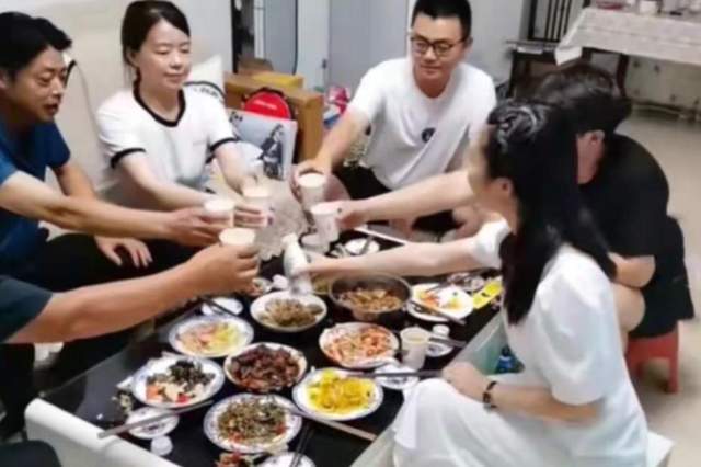 古力娜扎|田静弟弟直播带货收入被扒，与媳妇带货一晚收入上万，遭黑粉眼红