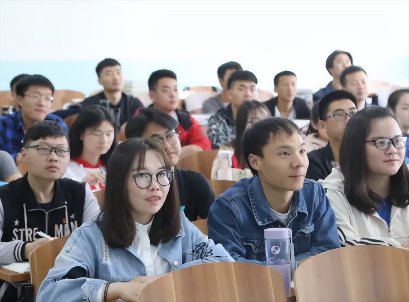 人与人|00后大学生: “找工作太难,没有面试的机会”,看到简历我笑了