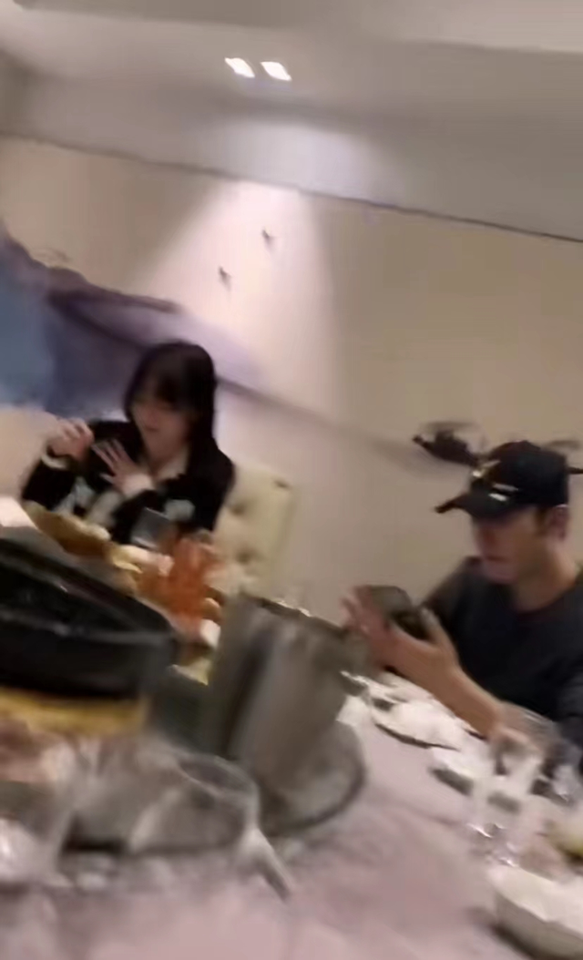 黄晓明|黄晓明带叶珂见好友！疑公开承认其女友身份，女方低头傻笑太甜蜜