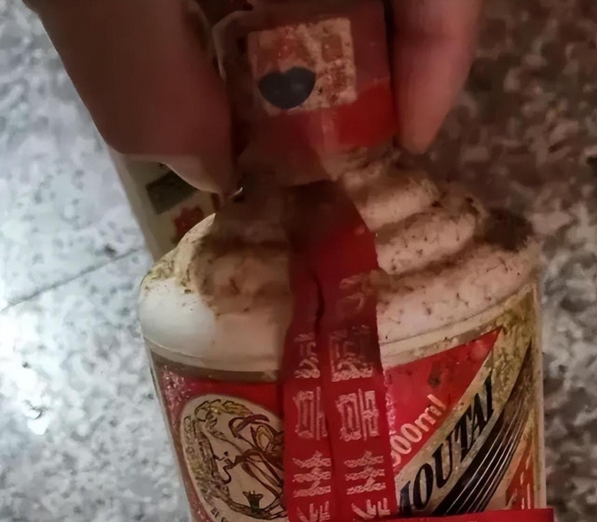 山西大爷30年前埋下2箱茅台，现挖出却全变废水，有人偷梁换柱？