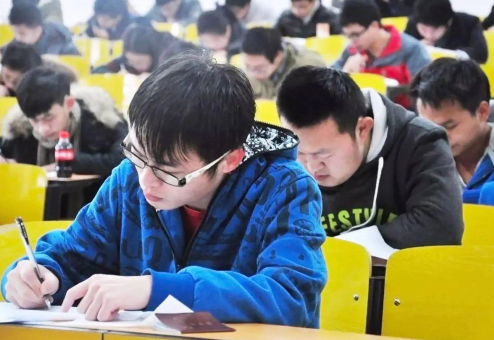 高质量发展|专科生迎来坏消息,升学道路杀出“拦路虎”,上岸机会愈发渺茫?