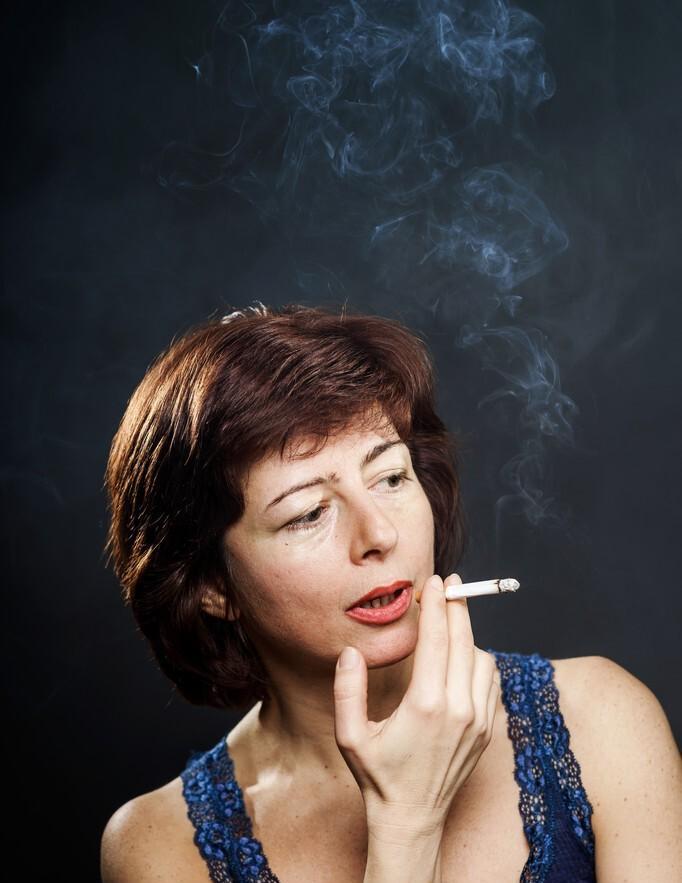 此人非常狠毒,把婆婆的耳朵给砍掉,又把自己的儿子差点打死