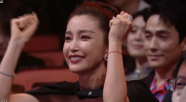 刘亦菲|刘亦菲前排被嘲，朱一龙李易峰退后方，电影之夜内场座位暴露咖位！