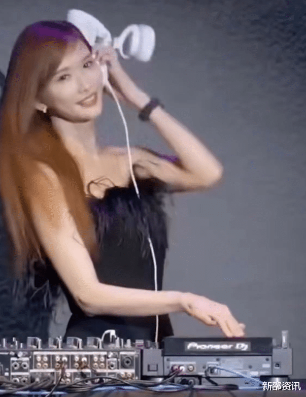 林志玲|网曝林志玲品牌活动照，穿着热辣当DJ打碟，生娃后身材还那么好