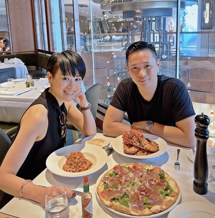 胡杏儿|胡杏儿带幼子回港，弟弟与哥哥们团聚并被团宠，老大老三越长越像