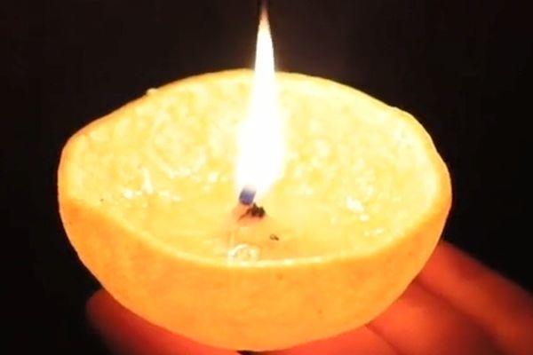 家中突然停电别慌,只需剥一个橘子,就能照亮整个屋子,太棒了