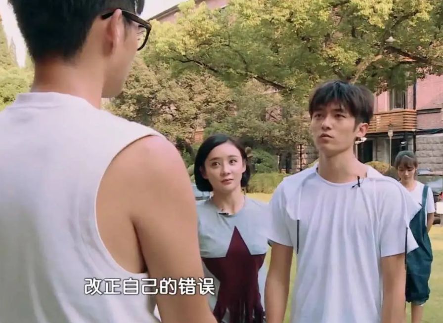 张含韵|张含韵佟梦实一起逛超市，男方表情冷淡心不在焉，与张含韵零交流