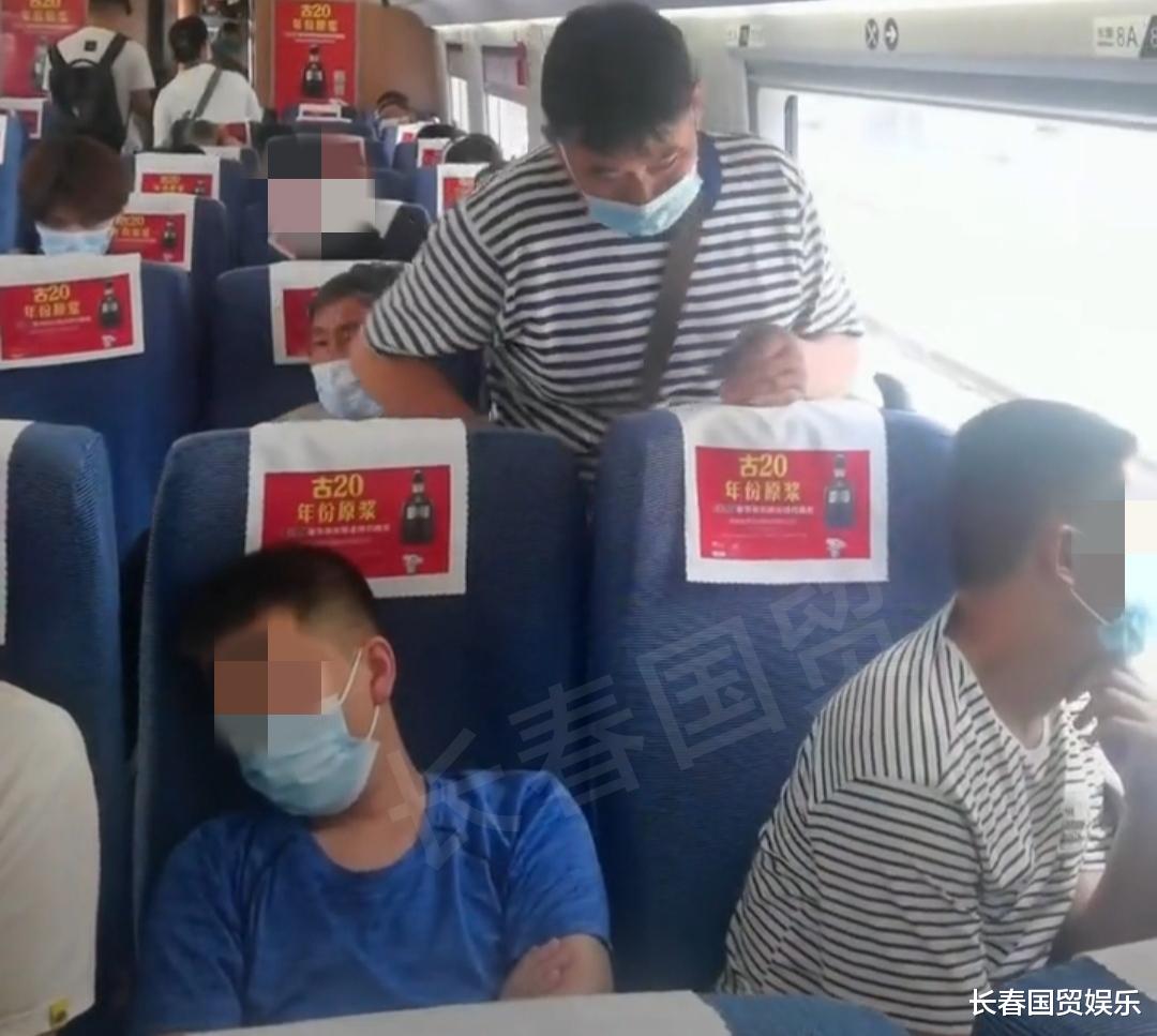 朱之文|网友车站偶遇大衣哥朱之文，穿着简朴独自出行，低调现身无人识