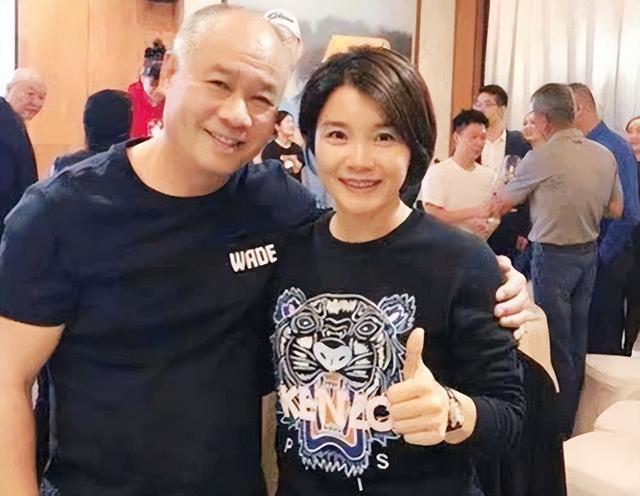 李宁|“体操王子”李宁身价百亿，58岁头发脱落，59岁妻子仍风韵犹存