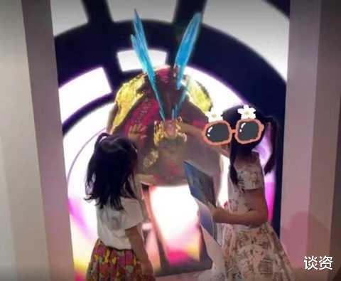 郭富城|郭富城与妻子方媛逛便利店,打扮低调像路人,方媛素颜出镜状态极佳