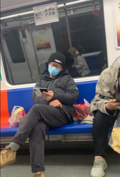 单手就能够握持的折叠屏手机?OPPO Find N手感真有这么好?