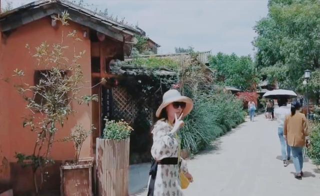 刘亦菲|刘亦菲首次发布大理日常Vlog，小猫小狗成主角，跟她抢食