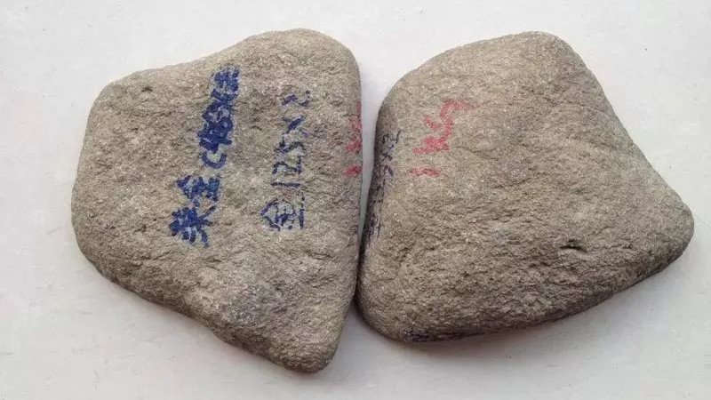 飘花翡翠|沙粒粗糙均匀的翡翠原石，从中一刀，竟收获一堆冰飘花翡翠！