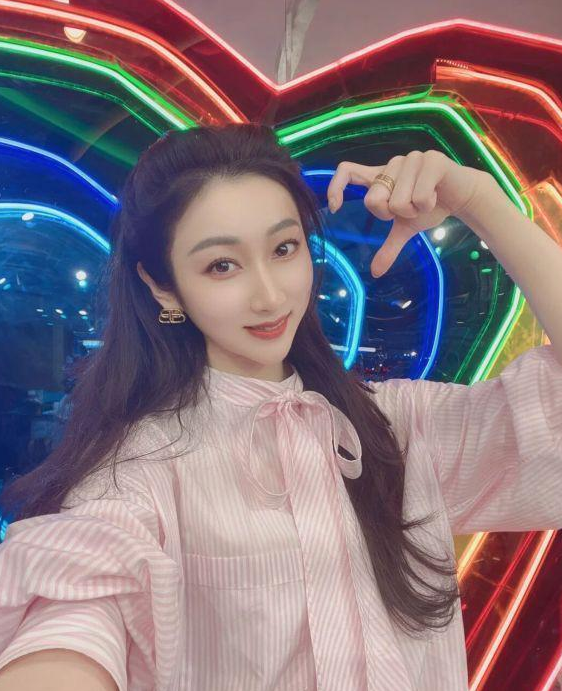 李晨|李晨被拍与美女聚餐，P图太假引热议，现身小杨哥直播间发展副业