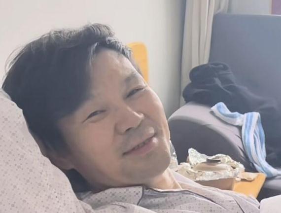 主持人|7位过气的主持有多卑微？蹭热度、接商演，有人还摆地摊卖猪肉