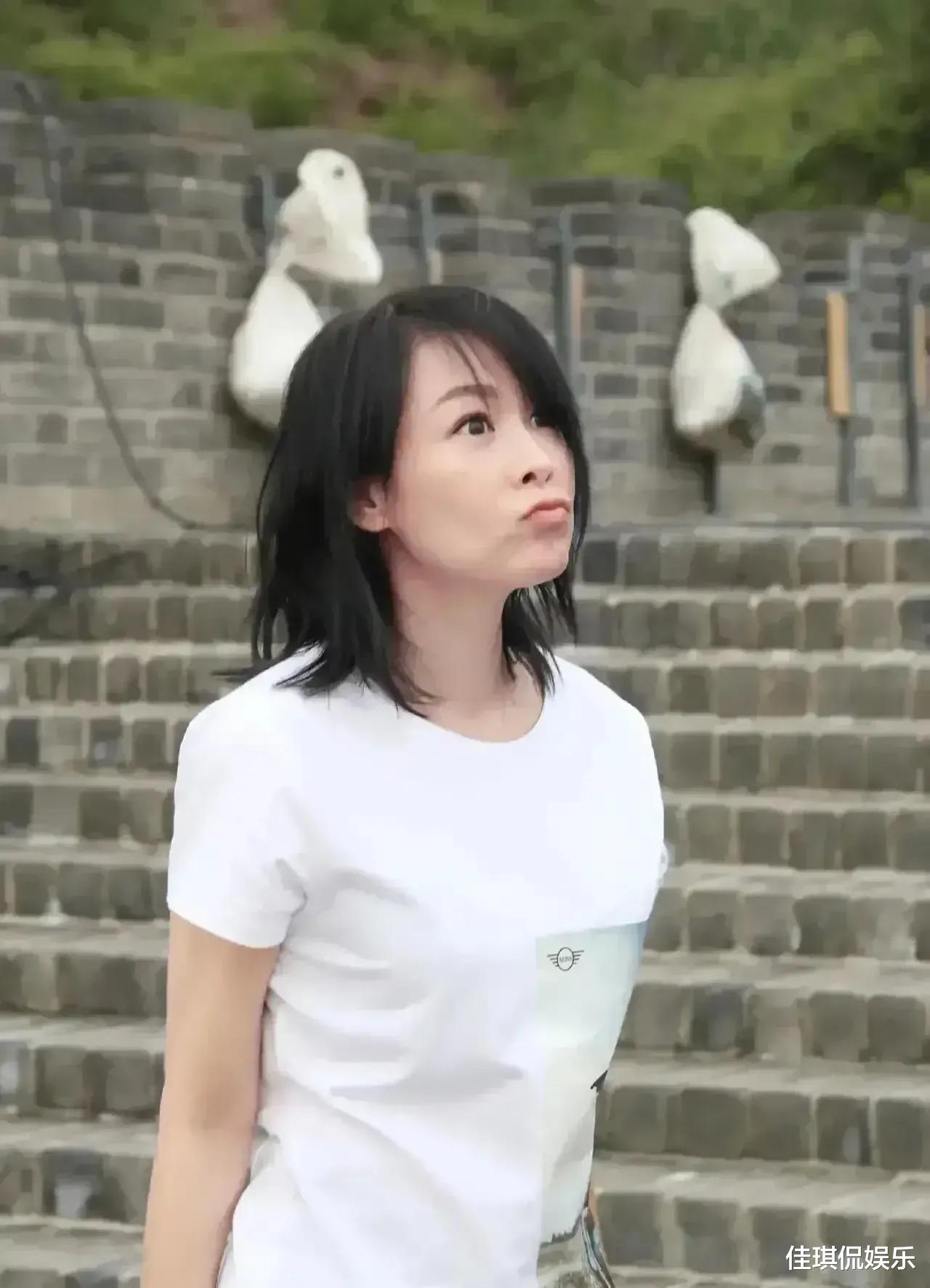 刘若英|53岁刘若英穿白T恤和男闺蜜黄觉同游，气质优雅，还是那个奶茶