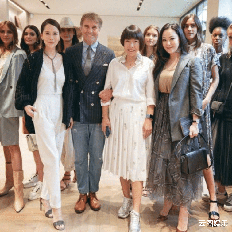 章小蕙|58岁章小蕙穿花裙现身时装秀，同框网红气质不输，长居内地太滋润