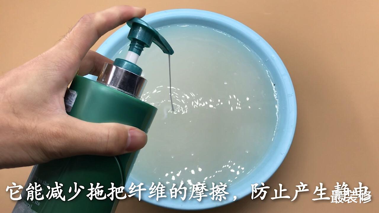 清水拖地等于“白拖”,在水里加张纸,地板干净不落灰