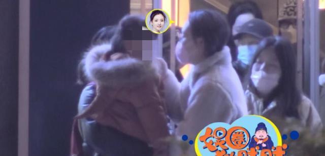 吴倩|吴倩头发凌乱大红裤带女儿聚餐曾经的“武大校花”变“村妇”？