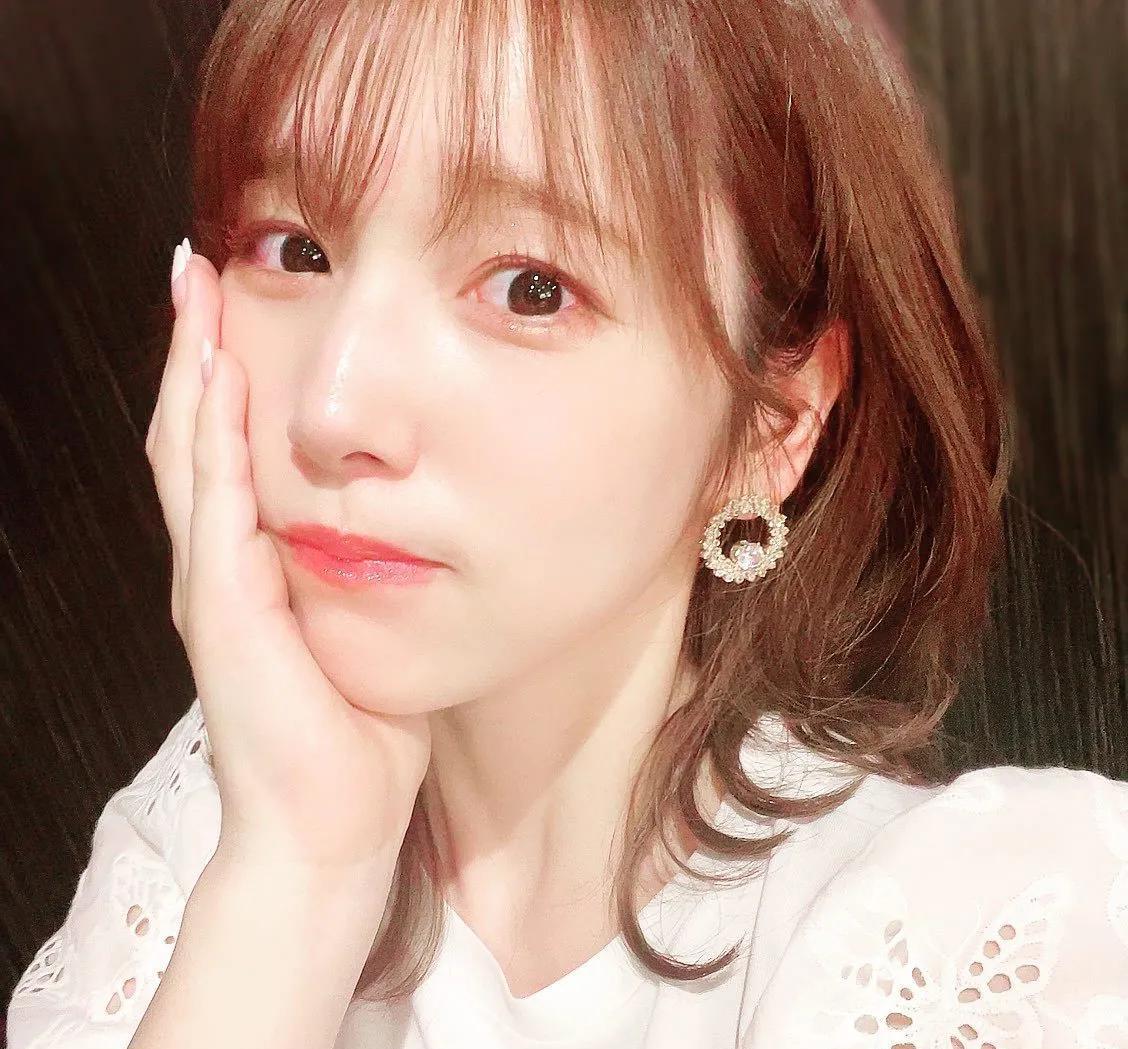 医美 内田真礼清新日系穿搭自拍，淡妆短发翘舌尖