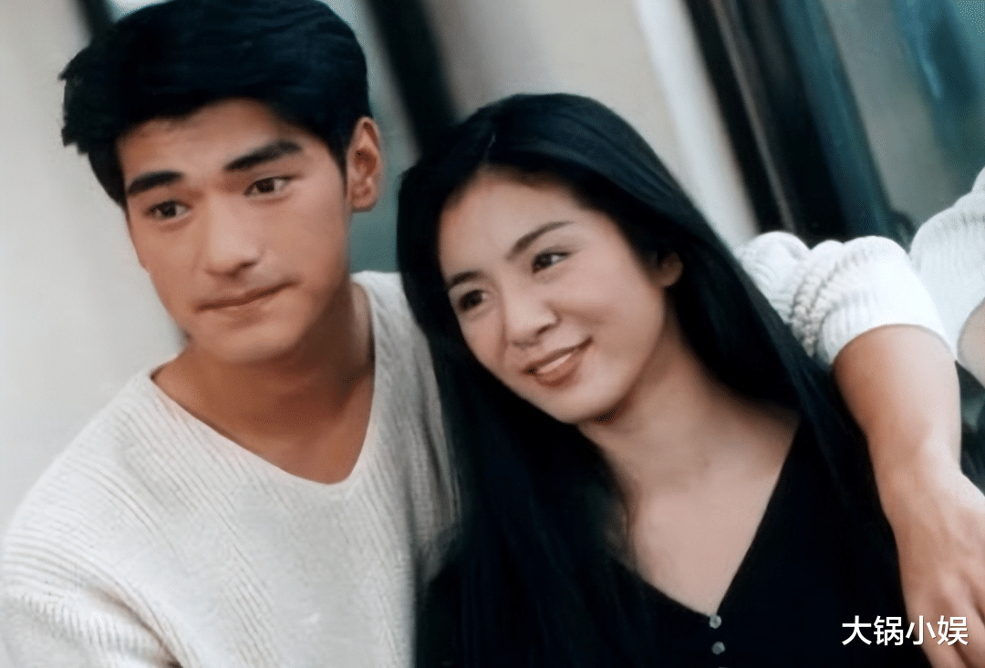 金城武|金城武现身杂志封面,48岁西装革履坐沙发,气场十足却有些发腮