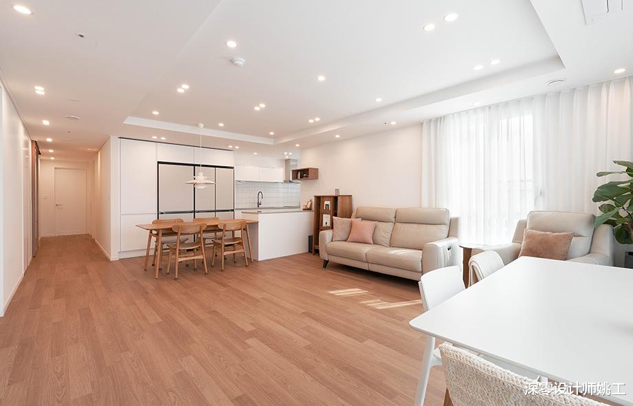 124㎡现代白色调两居室，整屋大白墙，独立下沉式玄关让人眼前一亮