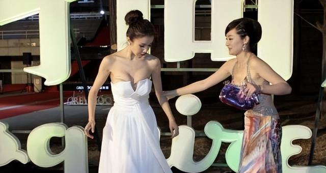 女明星如何应对走光？鞠婧祎肩带滑落淡定演唱，刘涛吓得花容失色