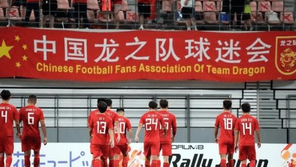 丢人丢大了!脱了衣服都是赘肉,全场没有射门,队长累到脸色苍白