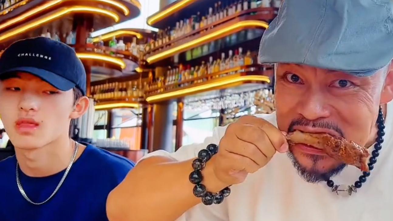 晋松|晋松一家四口吃大餐欢度国庆，大口吃肉很豪迈， 一对子女颜值高