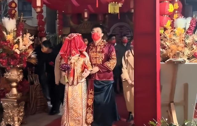 东方甄选|东方甄选YOYO大婚！穿秀禾亲自发喜糖，新郎官身材健壮全程戴口罩